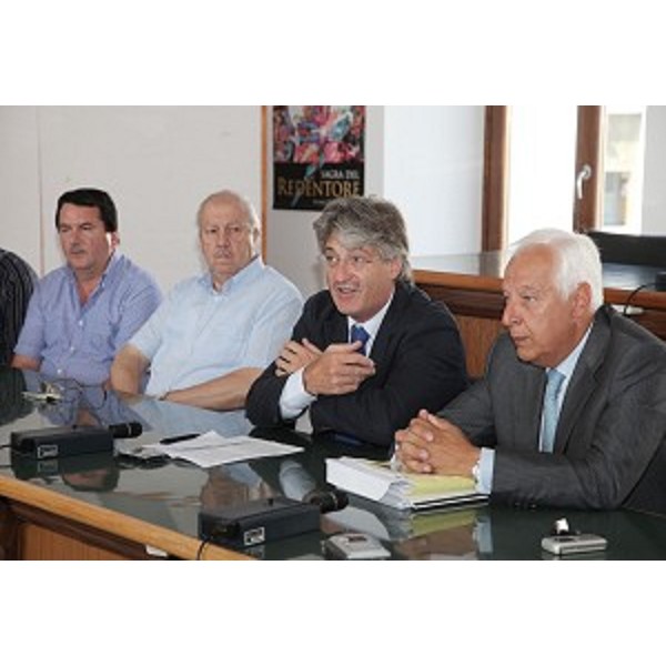 Renzo Tondo (presidente Friuli Venezia Giulia) insieme a Vittorio Zollia (subcommissario) e altri durante la firma dell'atto di cessione del depuratore al Comune. (Tolmezzo, 20/08/09)
