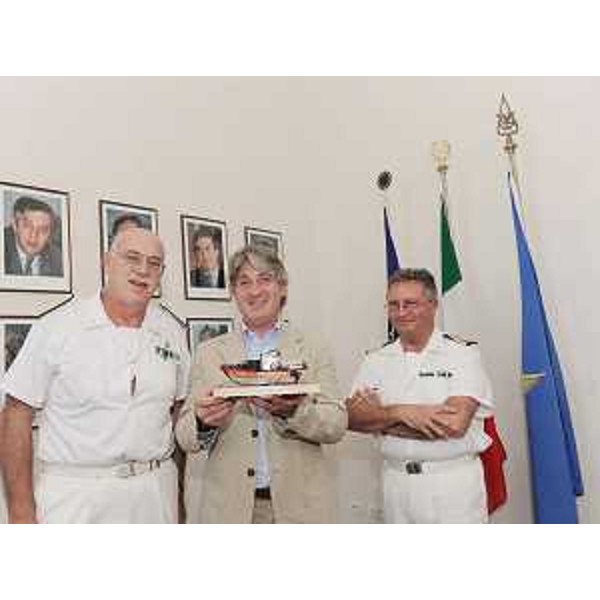 Renzo Tondo (Presidente Friuli Venezia Giulia) con Domenico Passaro (Contrammiraglio) e Antonio Basile (Capitano di vascello) nella sede della Regione. (Trieste 01/09/09)