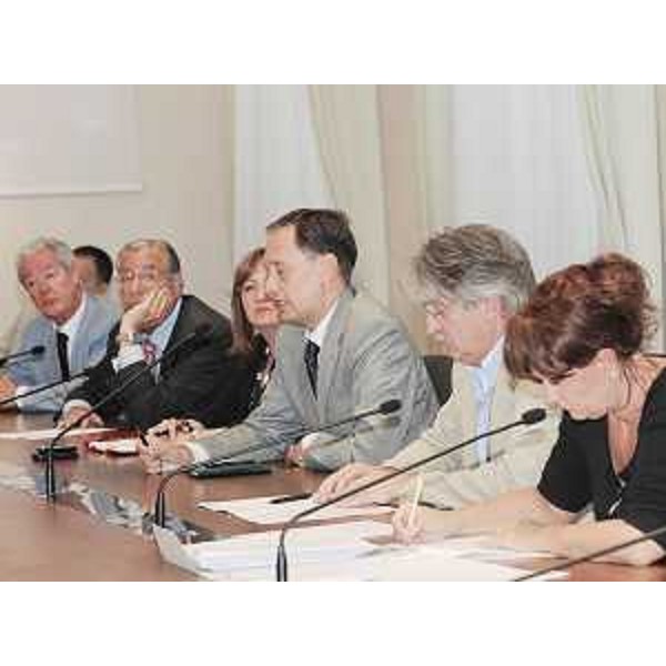 Renzo Tondo (Presidente Friuli Venezia Giulia) con Alessia Rosolen (Assessore regionale Lavoro) e Luca Ciriani (Assessore regionale Attività produttive) al Tavolo "anticrisi" di analisi e discussione sullo stato dell'economia del FVG. (Trieste 01/09/09)