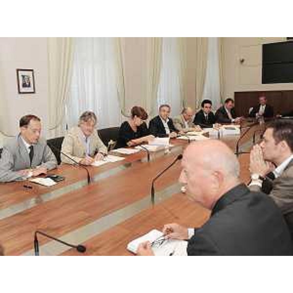 Renzo Tondo (Presidente Friuli Venezia Giulia) con Alessia Rosolen (Assessore regionale Lavoro) e Luca Ciriani (Assessore regionale Attività produttive) al Tavolo "anticrisi" di analisi e discussione sullo stato dell'economia del FVG. (Trieste 01/09/09)