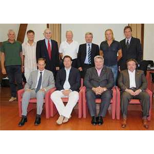 Seduti da sx, Luca Ciriani (Vicepresidente FVG e Assessore regionale Attività produttive), Jens Holm (Direttore esecutivo International Master Games Association), Elio De Anna (Assessore regionale Sport) e Silvano Delzotto (Sindaco Lignano) nel corso della riunione sugli European Master Games del 2011 a Lignano. (Lignano 01/09/09)
