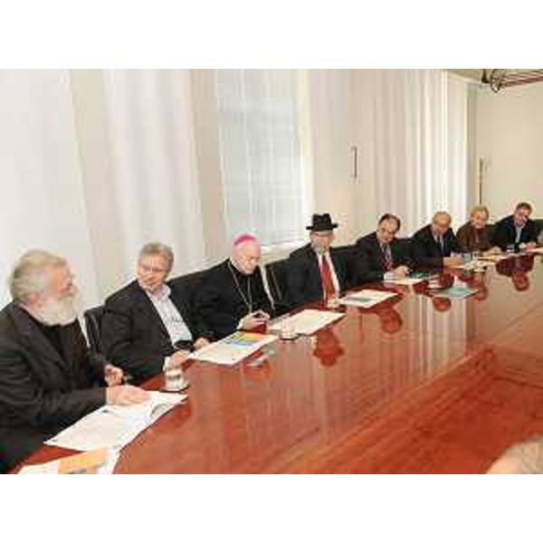 Rako Radovic (Parroco Chiesa serbo-ortodossa Trieste), Daniele Bertuzzi (Capo Gabinetto Regione), Eugenio Ravignani (Vescovo Trieste), Itzhak David Margalit (Rabino Capo Trieste), Roberto Molinaro (Assessore regionale Cultura), Roberto Dipiazza (Sindaco Trieste), Maria T. Bassa Poropat (Presidente Provincia Trieste) e Andrea Mariani (Presidente Comunità ebraica Trieste) nella sede della Regione a Trieste presentano la X edizione della "Giornata europea della Cultura ebraica". (Trieste 03/09/09)