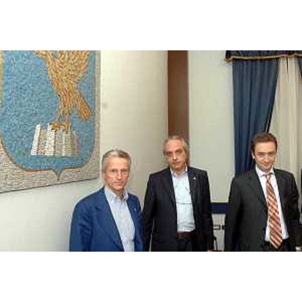 Riccardo Illy (Presidente Regione Friuli Venezia GIulia) con Gianni Pecol Cominotto (Assessore regionale all’organizzazione, personale e sistemi informativi) e Stefano Decapitani (Amministratore Delegato Insiel) durante l'incontro RSU Insiel. (Trieste 31/10/06)
