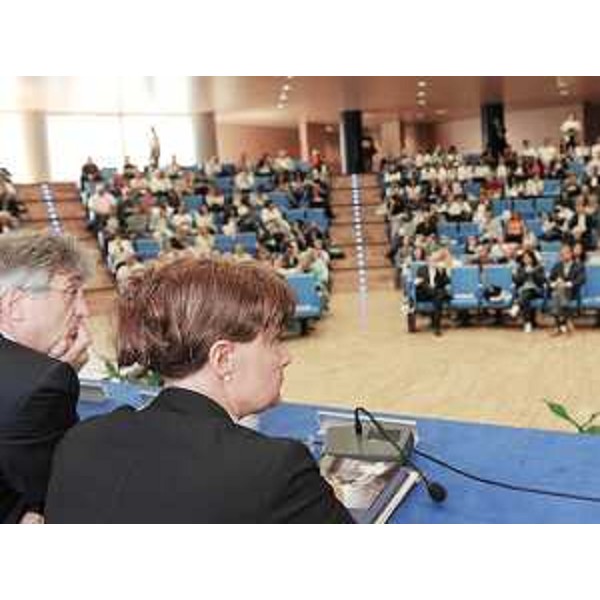 Renzo Tondo (Presidente Friuli Venezia Giulia) e Alessia Rosolen (Assessore regionale Lavoro) al convegno "Il mercato del lavoro in Friuli Venezia Giulia", nell'auditorium della sede regionale di Udine. (Udine 07/09/09)