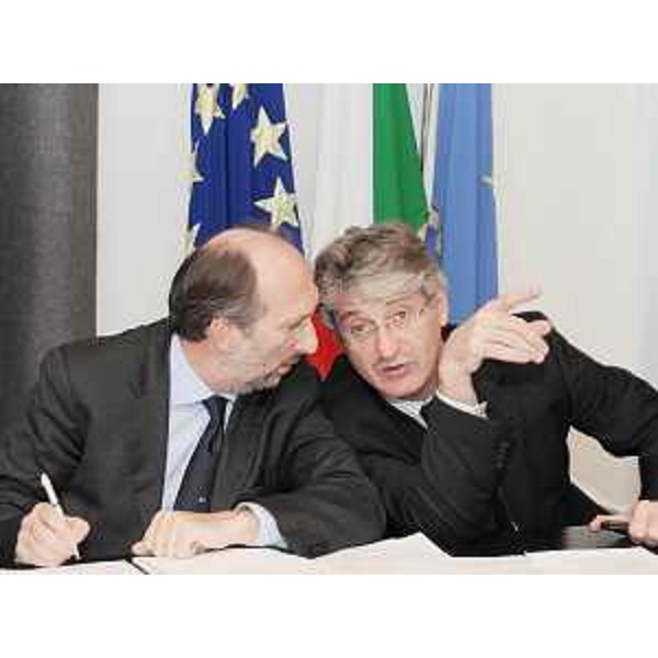 Riccardo Riccardi (Assessore regionale Viabilità e Trasporti) e Renzo Tondo (Presidente Friuli Venezia Giulia) nel corso della videoconferenza in collegamento satellitare con Altero Matteoli (Ministro Infrastrutture e Trasporti). (Udine 07/09/09)