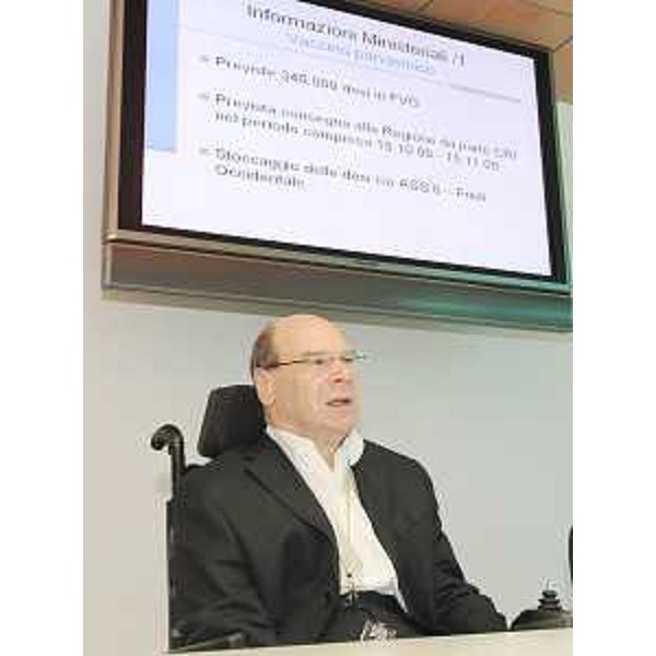 Vladimir Kosic (Assessore regionale Salute) nel corso del confronto con i rappresentanti di istituzioni e strutture coinvolte nella campagna di vaccinazione contro l'influenza A H1N1, a Udine. (08/09/09)