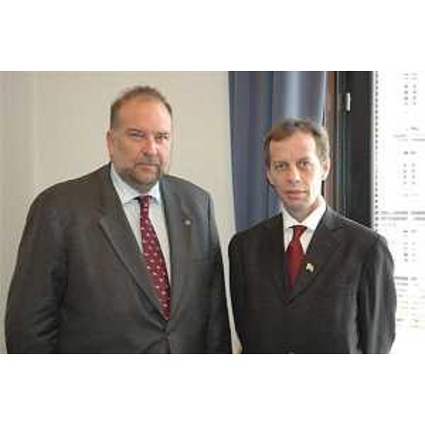 Roberto Cosolini (Assessore regionale al lavoro, formazione, università e ricerca) e Alwyn Figgins (Console Generale del Sud Africa a Milano) durante l'incontro per sostenere la candidatura del Sud Africa quale sede del III "polo" del Centro Internaz. di Ingegneria Genetica e Biotecnologia/ICGEB. (Trieste 02/11/06)