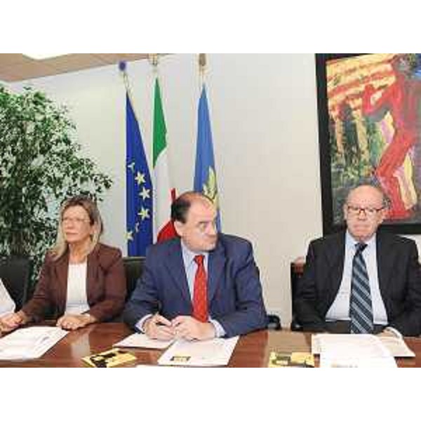 Silvana Olivotto (Sindaco Grado), Roberto Molinaro (Assessore regionale Cultura) ed Elvio Guagnini (Scrittore) alla presentazione di "Grado Giallo", nella sede regionale di Udine. (Udine 11/09/09)