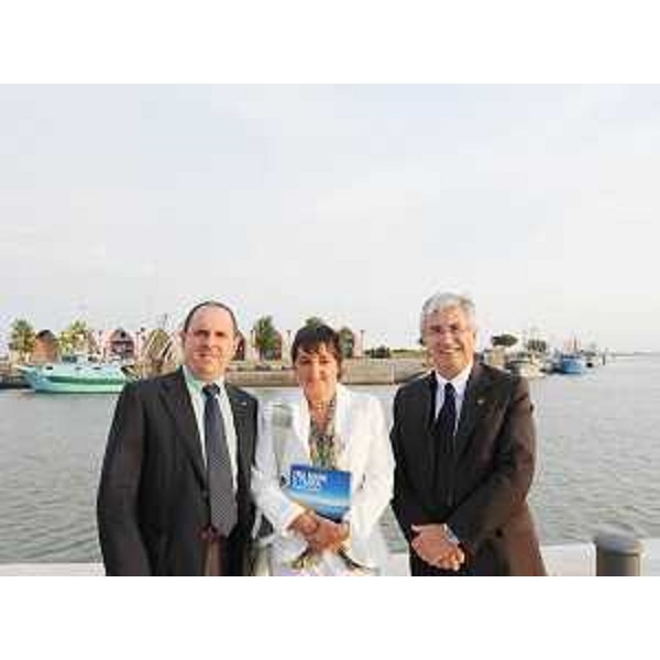 Claudio Violino (Assessore regionale Risorse agricole, naturali e forestali), Ulderica Da Pozzo (Fotografa) e Pietro Fontanini (Presidente Provincia Udine) in occasione della presentazione del volume "Fra mare e terra. Pescatori e paesaggi culturali del Friuli Venezia Giulia" a Marano Lagunare. (Marano Lagunare 11/09/09)