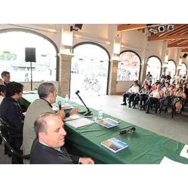 Claudio Violino (Assessore regionale Risorse agricole, naturali e forestali) nel corso della presentazione del volume "Fra mare e terra. Pescatori e paesaggi culturali del Friuli Venezia Giulia" di Ulderica Da Pozzo, nella "pescaria vecia" a Marano Lagunare. (Marano Lagunare 11/09/09)