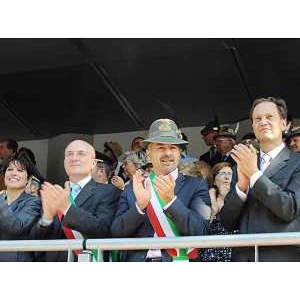 Luca Ciriani (Vicepresidente FVG e Assessore regionale Attività produttive) e autorità alla sfilata degli alpini della Brigata "Julia", a Udine. (Udine 13/09/09)