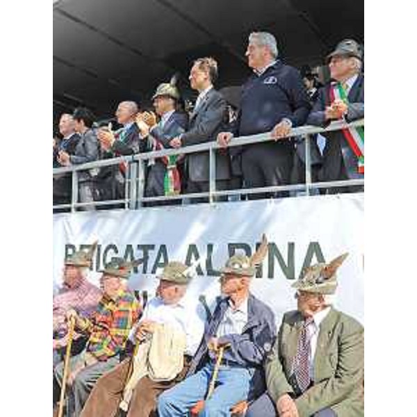 Luca Ciriani (Vicepresidente FVG e Assessore regionale Attività produttive), autorità e "veci" alla sfilata degli alpini della Brigata "Julia", a Udine. (Udine 13/09/09)