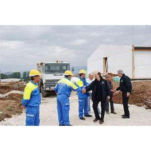 Riccardo Riccardi (Assessore Protezione civile FVG) a Fossa in Abruzzo visita il cantiere del "Villaggio Friuli". (Fossa 15/09/09)