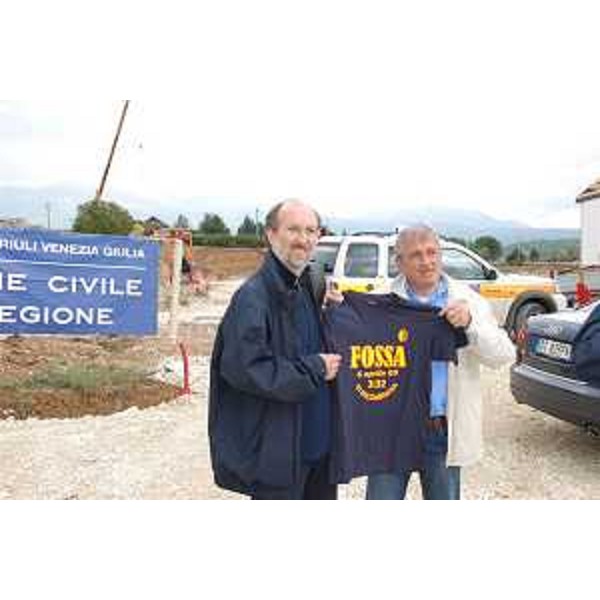 Riccardo Riccardi (Assessore Protezione civile FVG) a Fossa in Abruzzo visita il cantiere del "Villaggio Friuli". (Fossa 15/09/09)