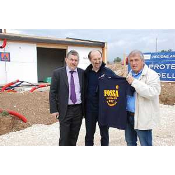 Alessandro Colautti (Consigliere regionale FVG) e Riccardo Riccardi (Assessore Protezione civile FVG) a Fossa in Abruzzo visitano il cantiere del "Villaggio Friuli". (Fossa 15/09/09)