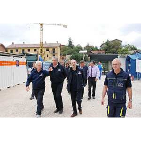Guglielmo Berlasso (Direttore Protezione civile FVG) e Riccardo Riccardi (Assessore Protezione civile FVG) a Fossa in Abruzzo visitano il cantiere del "Villaggio Friuli". (Fossa 15/09/09)