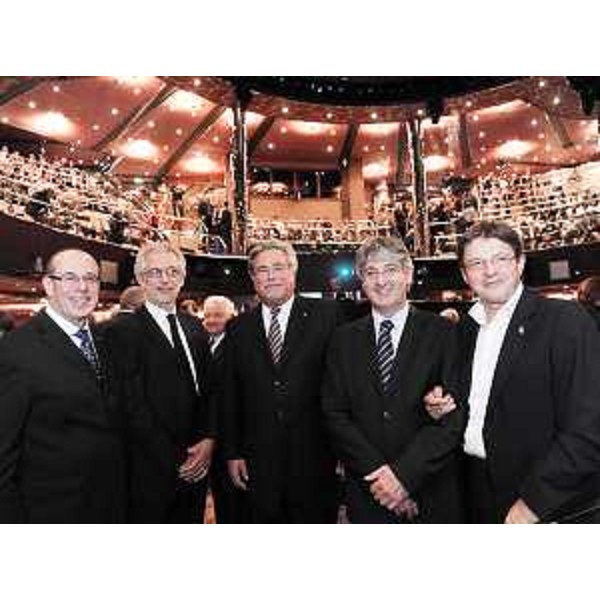 Cerimonia di consegna della nave da crociera "Carnival Dream" alla Fincantieri di Monfalcone: da sx, Paolo Capobianco (Direttore Fincantieri Monfalcone), Gianfranco Pizzolitto (Sindaco Monfalcone), Micky Arison (Armatore Carnival Dream), Renzo Tondo (Presidente Friuli Venezia Giulia), Enrico Gherghetta (Presidente Provincia Gorizia). (Monfalcone 17/09/09)