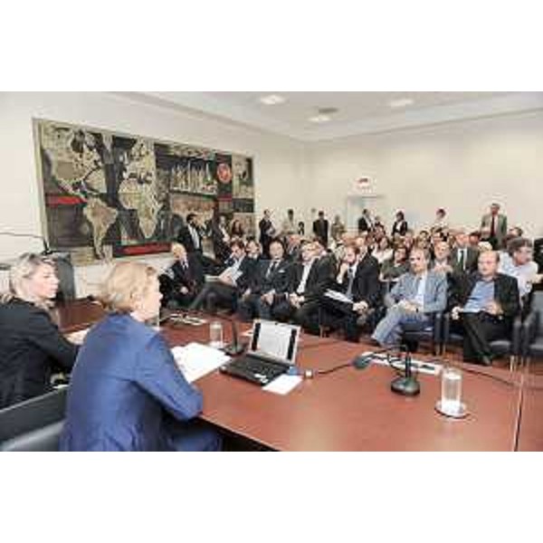 Federica Seganti (Assessore regionale Pianificazione territoriale) e Perla Lusa (Presidente ATER Trieste) al convegno "Dieci anni di ATER", nella sede della Regione a Trieste. (Trieste 18/09/09)