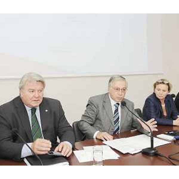 Elio De Anna (Assessore regionale Lavori pubblici), Marcello Arredi (Direttore generale Ministero Infrastrutture) e Perla Lusa (Presidente ATER Trieste) al convegno "Dieci anni di ATER", nella sede della Regione a Trieste. (Trieste 18/09/09)