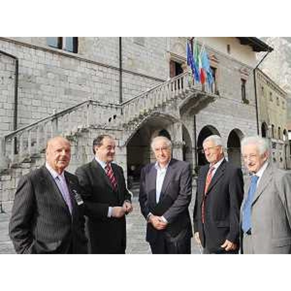 Roberto Molinaro (Assessore regionale Cultura) con rappresentanti dell'Associazione Consiglieri regionali FVG all'inaugurazione della mostra "Tiere motus - Storia di un terremoto e della sua gente" a Venzone. (Venzone 19/09/09) 