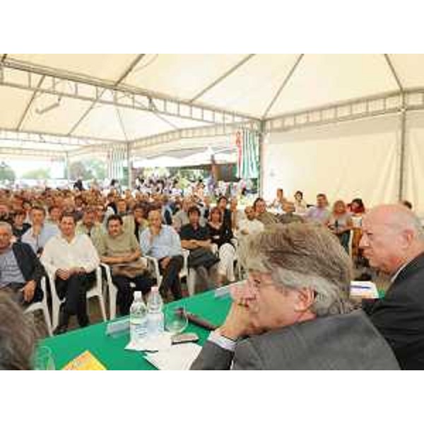 Renzo Tondo (Presidente Friuli Venezia Giulia) e Alessandro Calligaris (Presidente Confindustria FVG) nel corso della tavola rotonda organizzata dalla CISL "Crisi e strategie per uscirne". (Magnano in Riviera 19/09/09)