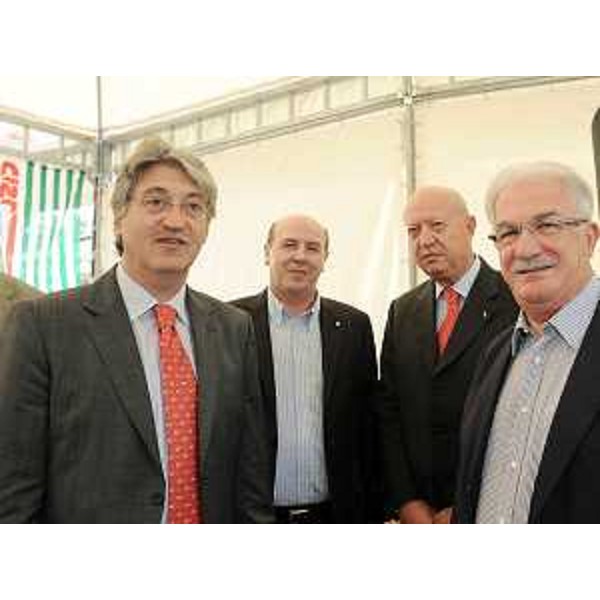 Renzo Tondo (Presidente Friuli Venezia Giulia), Giovanni Fania (Segretario regionale CISL), Alessandro Calligaris (Presidente Confindustria FVG) e Raffaele Bonanni (Segretario generale CISL) nel corso della tavola rotonda organizzata dalla CISL "Crisi e strategie per uscirne". (Magnano in Riviera 19/09/09)