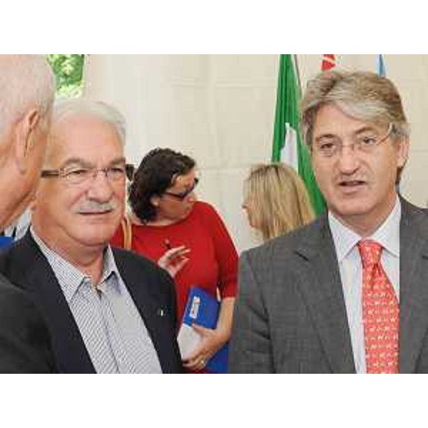 Raffaele Bonanni (Segretario generale CISL) e Renzo Tondo (Presidente Friuli Venezia Giulia) nel corso della tavola rotonda organizzata dalla CISL "Crisi e strategie per uscirne". (Magnano in Riviera 19/09/09)