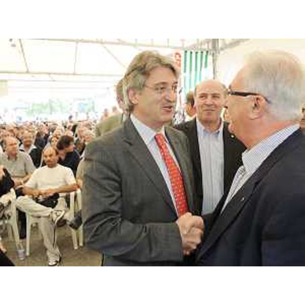Renzo Tondo (Presidente Friuli Venezia Giulia) stringe la mano a Raffaele Bonanni (Segretario generale CISL) nel corso della tavola rotonda organizzata dalla CISL "Crisi e strategie per uscirne". (Magnano in Riviera 19/09/09)