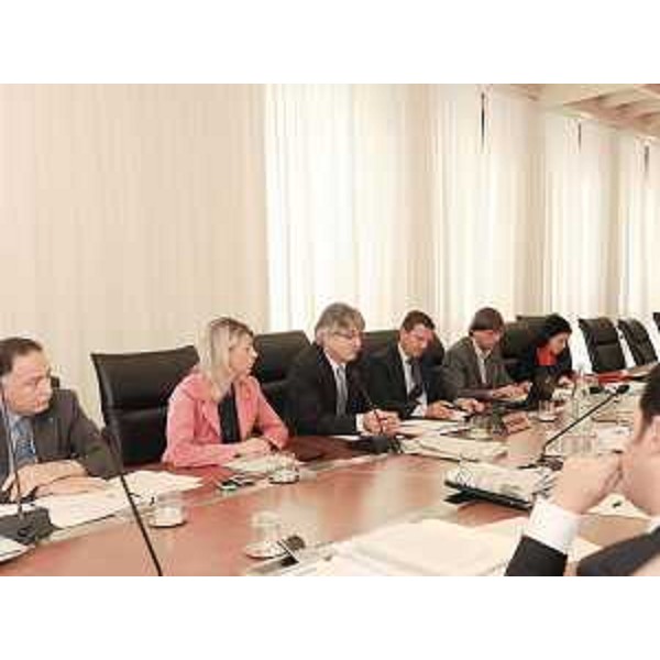 Federica Seganti (Assessore regionale Relazioni internazionali) e Renzo Tondo (Presidente Friuli Venezia Giulia) in V Commissione in Consiglio regionale. (Trieste 23/09/09)