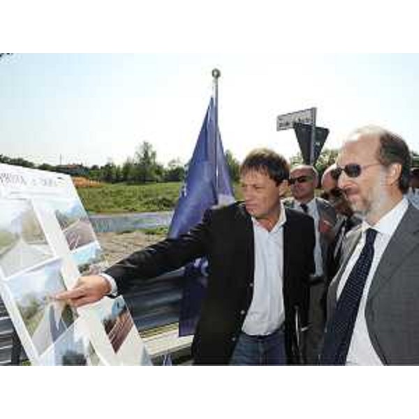Riccardo Riccardi (Assessore regionale Viabilità e Trasporti) all'inaugurazione del nuovo raccordo stradale tra la regionale 512 "del lago di Cavazzo" e la strada provinciale 63, in località Braulins. (Osoppo 24/09/09)