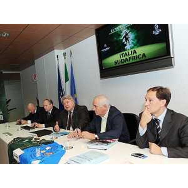 Luca Ciriani (Vicepresidente FVG e Assessore regionale Attività produttive), Elio De Anna (Assessore regionale Sport), Enzo Cainero (Project manager Cariparma Test Match Italia/Sudafrica) e Zeno Zanandrea (Vicepresidente Federazione Italiana Rugby) presentano il Cariparma Test Match Italia/Sudafrica di rugby. (Udine 24/09/09) 