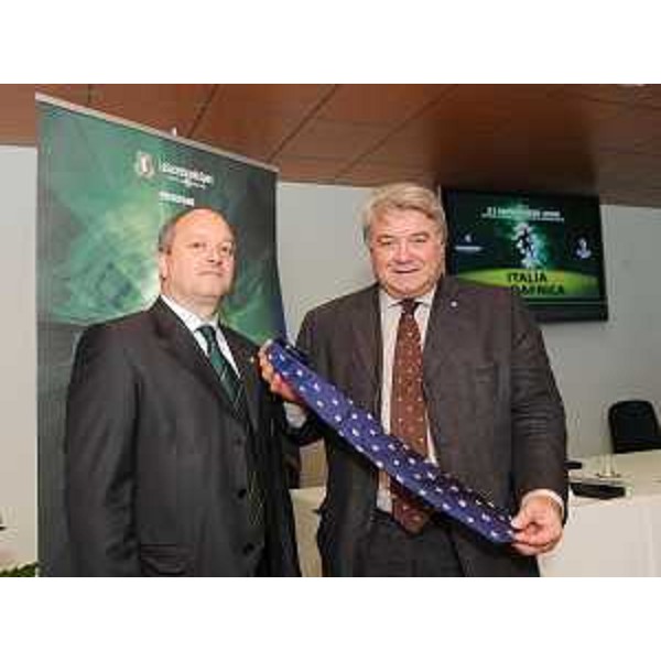 Elio De Anna (Assessore regionale Sport) e Zeno Zanandrea (Vicepresidente Federazione Italiana Rugby) presentano il Cariparma Test Match Italia/Sudafrica di rugby. (Udine 24/09/09)