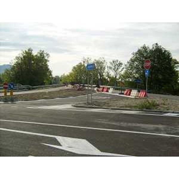 Il nuovo raccordo stradale tra la regionale 512 "del lago di Cavazzo" e la strada provinciale 63, in località Braulins. (Osoppo 24/09/09)