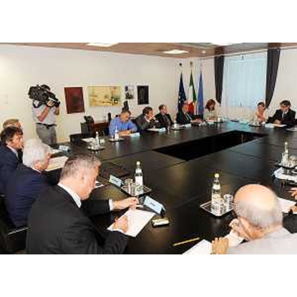 Il tavolo dell'incontro tra il presidente del Friuli Venezia Giulia Renzo Tondo e i parlamentari eletti per il FVG nella XVI legislatura della Repubblica italiana. (Udine 25/09/09) 