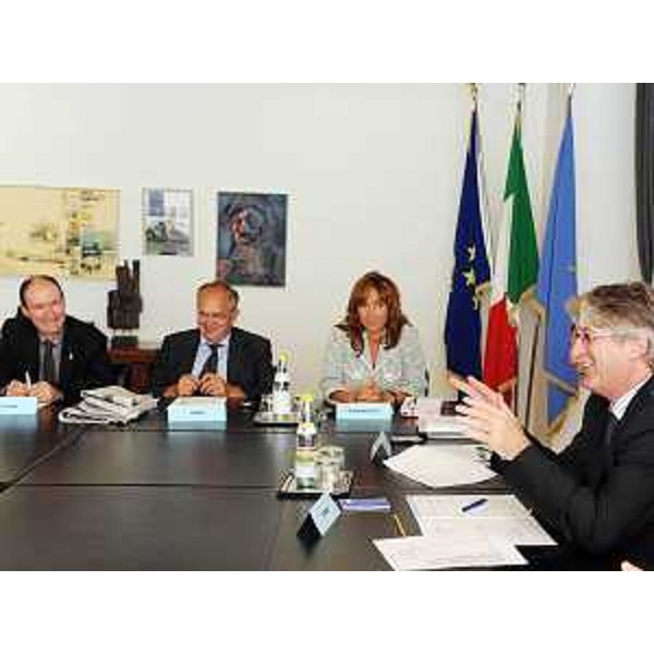 Mario Pittoni (Senatore), Ferruccio Saro (Senatore), Michela Gasparutti (Capo segreteria Presidente Tondo) e Renzo Tondo (Presidente Friuli Venezia Giulia) nel corso dell'incontro tra il Presidente Tondo e i parlamentari eletti per il FVG. (Udine 25/09/09) 