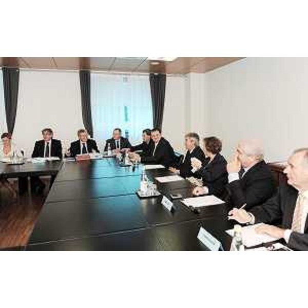 Il tavolo dell'incontro tra il presidente del Friuli Venezia Giulia Renzo Tondo e i parlamentari eletti per il FVG nella XVI legislatura della Repubblica italiana. (Udine 25/09/09) 