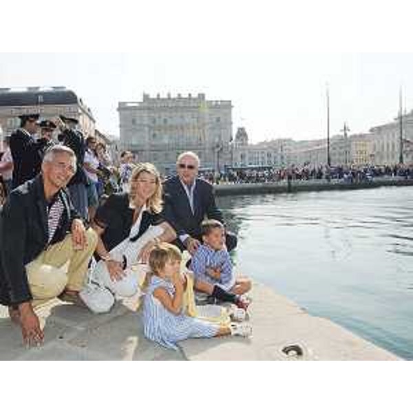 Federica Seganti (Assessore regionale Sicurezza), con la sua famiglia, e Francesco Zonno (Questore Trieste) in occasione delle celebrazioni dedicate a San Michele Arcangelo, Patrono della Polizia di Stato, sul Molo Audace a Trieste. (Trieste 27/09/09)