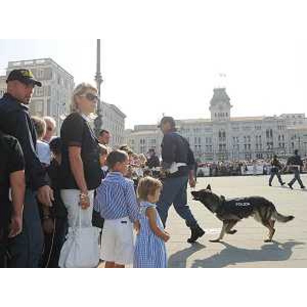 Federica Seganti (Assessore regionale Sicurezza) con i suoi figli in occasione delle celebrazioni dedicate a San Michele Arcangelo, Patrono della Polizia di Stato, in piazza Unità d'Italia a Trieste. (Trieste 27/09/09)