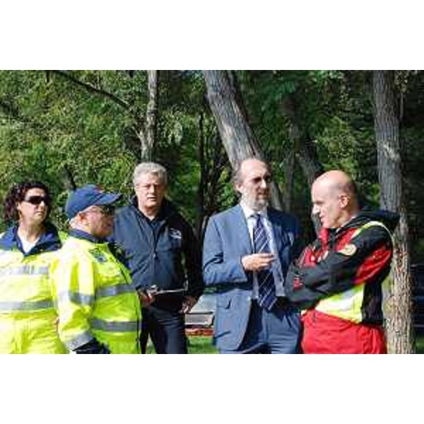 Guglielmo Berlasso (Direttore centrale Protezione civile FVG) e Riccardo Riccardi (Assessore regionale Protezione civile) nel corso dell'esercitazione di protezione civile a Villuzza di Ragogna. (Ragogna 26/09/09)