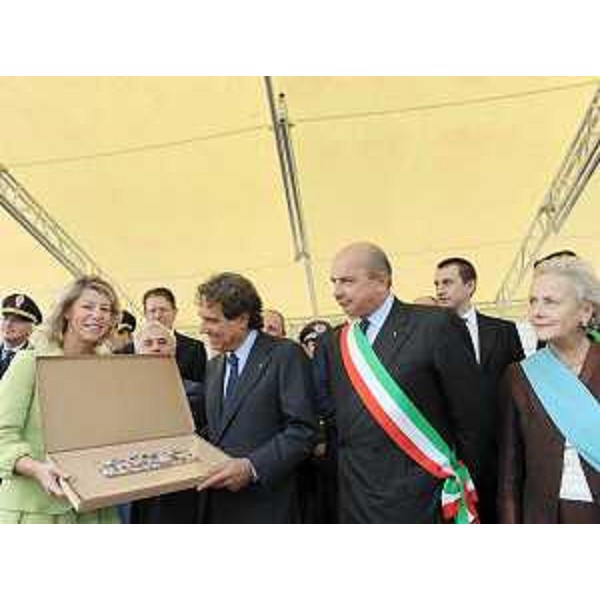Federica Seganti (Assessore regionale Sicurezza), Antonio Manganelli (Capo Polizia di Stato), Roberto Dipiazza (Sindaco Trieste) e Maria Teresa Bassa Poropat (Presidente Provincia Trieste) in Piazza Unità d'Italia a Trieste nel corso della giornata conclusiva delle celebrazioni per la Festa di San Michele Arcangelo, Patrono della Polizia di Stato. (Trieste 29/09/09)
