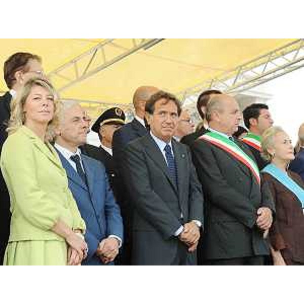 Federica Seganti (Assessore regionale Sicurezza), Giovanni Balsamo (Prefetto Trieste), Antonio Manganelli (Capo Polizia di Stato), Roberto Dipiazza (Sindaco Trieste) e Maria Teresa Bassa Poropat (Presidente Provincia Trieste) in Piazza Unità d'Italia a Trieste nel corso della giornata conclusiva delle celebrazioni per la Festa di San Michele Arcangelo, Patrono della Polizia di Stato. (Trieste 29/09/09)