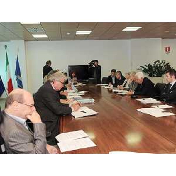 Il tavolo dell'incontro tra Presidente del Friuli Venezia Giulia, Assessori regionali e Presidenti delle Province regionali. (Udine 02/09/09) 