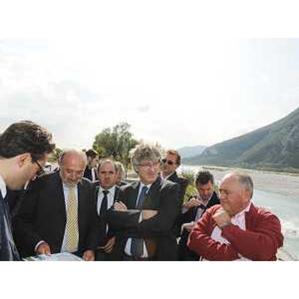 Renzo Tondo (Presidente Friuli Venezia Giulia) e Claudio Violino (Assessore regionale Risorse agricole, naturali e forestali) nel corso del sopralluogo alle opere realizzate sul territorio dai Consorzi di bonifica che operano in provincia di Udine. (Gemona del Friuli 02/10/09)