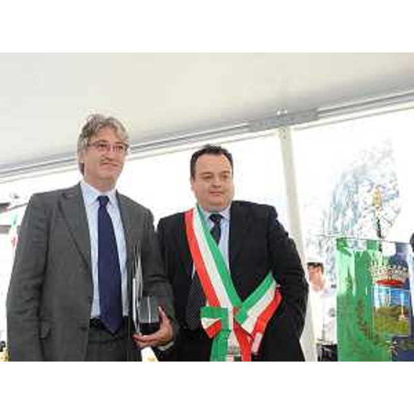 Renzo Tondo (Presidente Friuli Venezia Giulia) e Marco Lenna (Sindaco Forni di Sotto) alla cerimonia per l'inserimento delle Dolomiti nella lista del patrimonio naturale dell'Unesco. (Forni di Sotto 03/10/09)