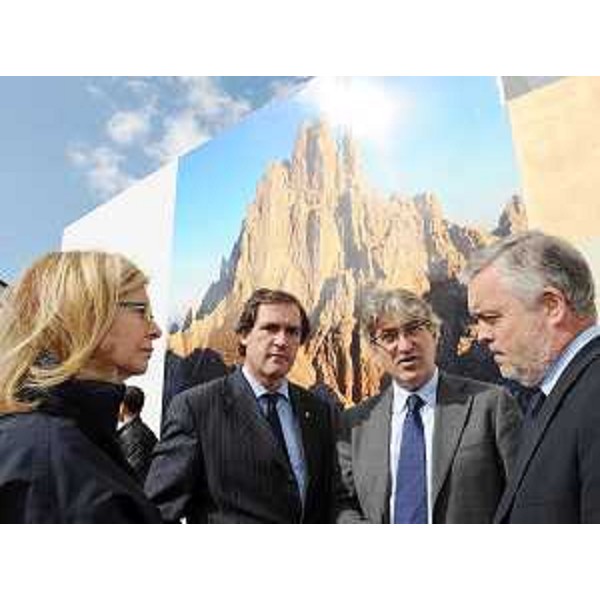 Sandra Savino (Assessore regionale Risorse economiche e finanziarie), Roberto Menia (Sottosegretario Ambiente), Renzo Tondo (Presidente Friuli Venezia Giulia) e Vanni Lenna (Senatore) alla cerimonia per l'inserimento delle Dolomiti nella lista del patrimonio naturale dell'Unesco. (Forni di Sotto 03/10/09)