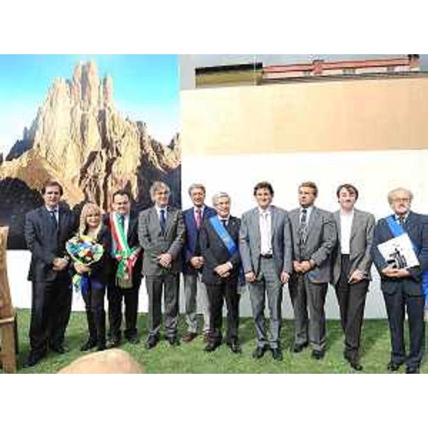 Renzo Tondo (Presidente Friuli Venezia Giulia) e Marco Lenna (Sindaco Forni di Sotto) con alcuni partecipanti alla cerimonia per l'inserimento delle Dolomiti nella lista del patrimonio naturale dell'Unesco, tra i quali Roberto Menia (Sottosegretario Ambiente) e Pietro Fontanini (Presidente Provincia Udine). (Forni di Sotto 03/10/09)