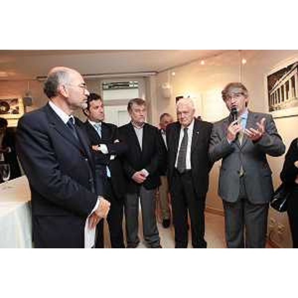 Renzo Tondo (Presidente Friuli Venezia Giulia) nella sede dell'Ufficio di collegamento del Friuli Venezia Giulia a Bruxelles inaugura la mostra "Ingegno e Mito" del fotografo Cesare Genuzio. (Bruxelles 06/10/09)
