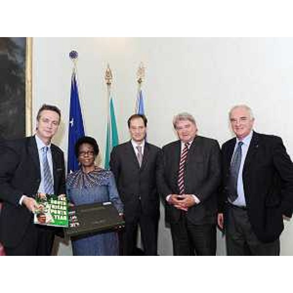 Edouard Ballaman (Presidente Consiglio regionale), Thenjiwe Mtintso (Ambasciatrice Sudafrica in Italia), Luca Ciriani (Vicepresidente FVG e Assessore regionale Attività produttive), Elio De Anna (Assessore regionale Sport) ed Enzo Cainero (Organizzatore) presentano l'amichevole di rugby Italia/Sudafrica prevista per il 21/11/2009 a Udine. (Trieste 06/10/09)