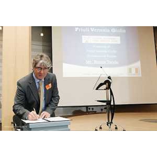 Renzo Tondo (Presidente Friuli Venezia Giulia) firma la richiesta per inserire l'asse ferroviario Baltico-Adriatico tra le opere prioritarie dell'UE, nella sede del Parlamento europeo a Bruxelles. (Bruxelles 06/10/09)