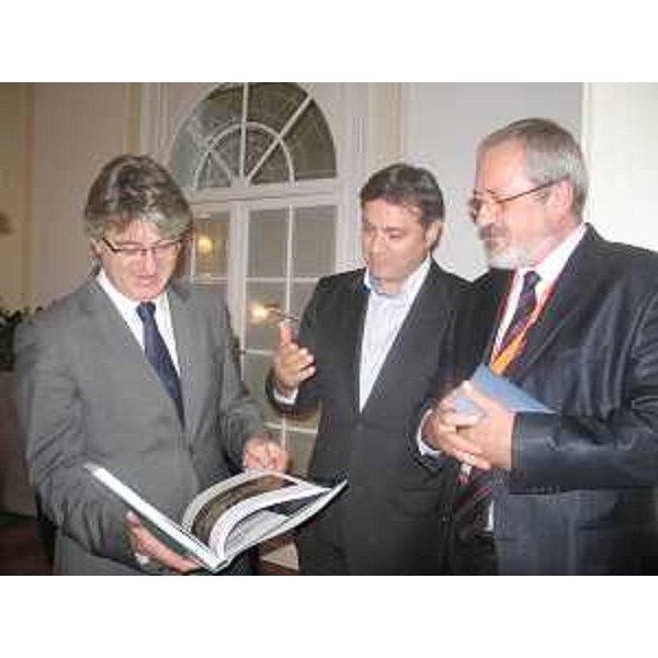 Renzo Tondo (Presidente Friuli Venezia Giulia) riceve un dono simbolico a conclusione dell'incontro con Denis Zvizdic (Presidente Cantone di Sarajevo) e Ivica Saric (Vicepresidente Cantone di Sarajevo), nella sede della Regione FVG a Bruxelles. (Bruxelles 07/10/09)